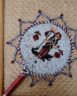 Éventail ancien en perles – personnage à la fleur, Gujarat