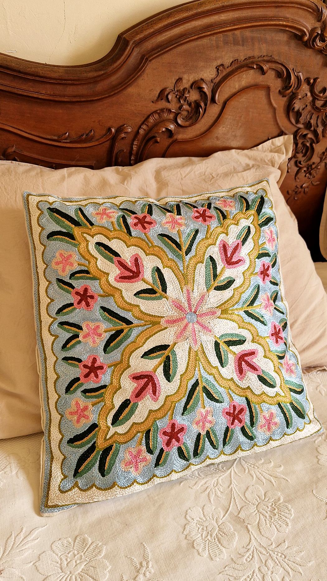 Housse de coussin brodée du Cachemire – Amandier en fleur