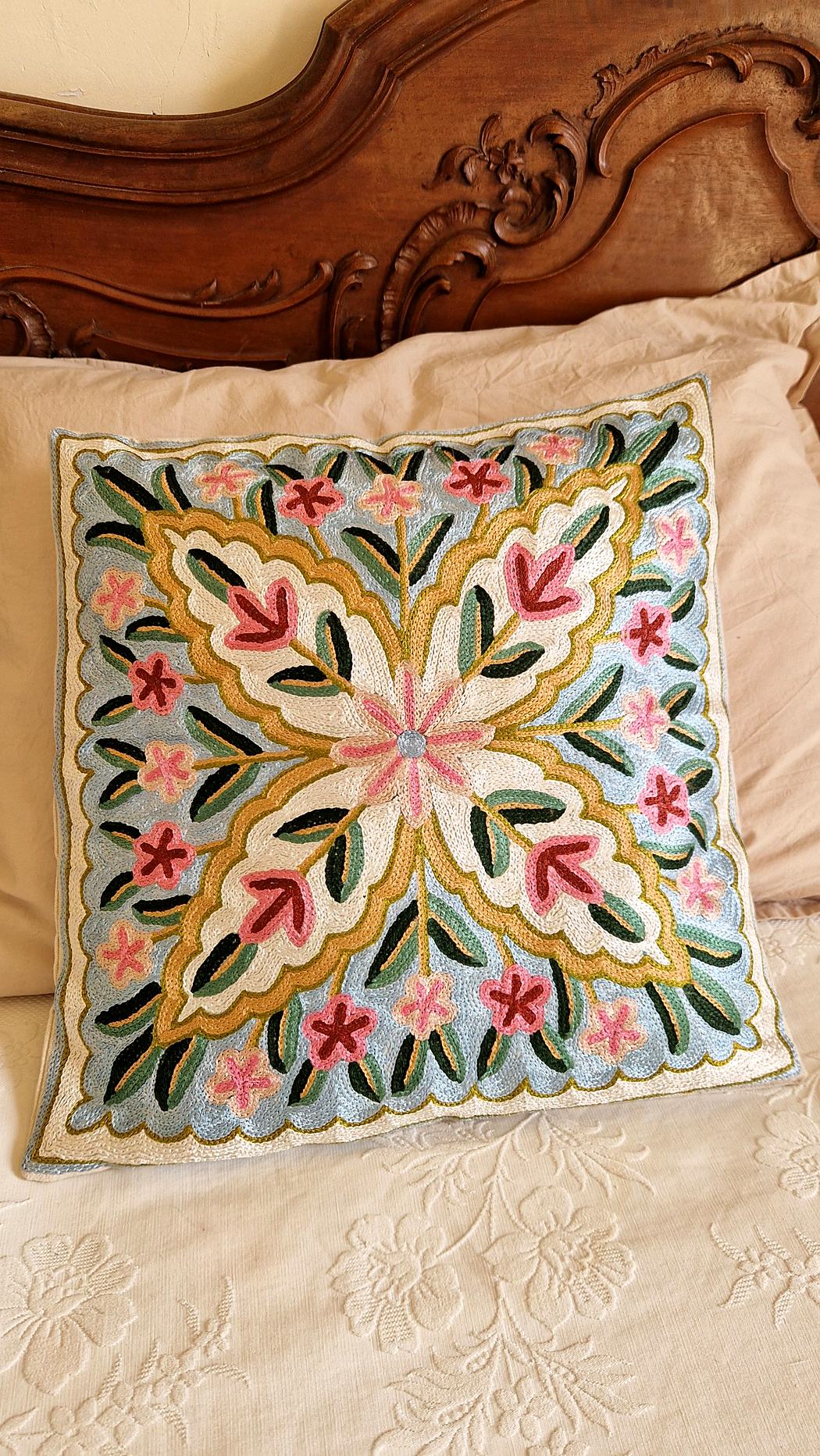Housse de coussin brodée du Cachemire – Amandier en fleur – Image 2