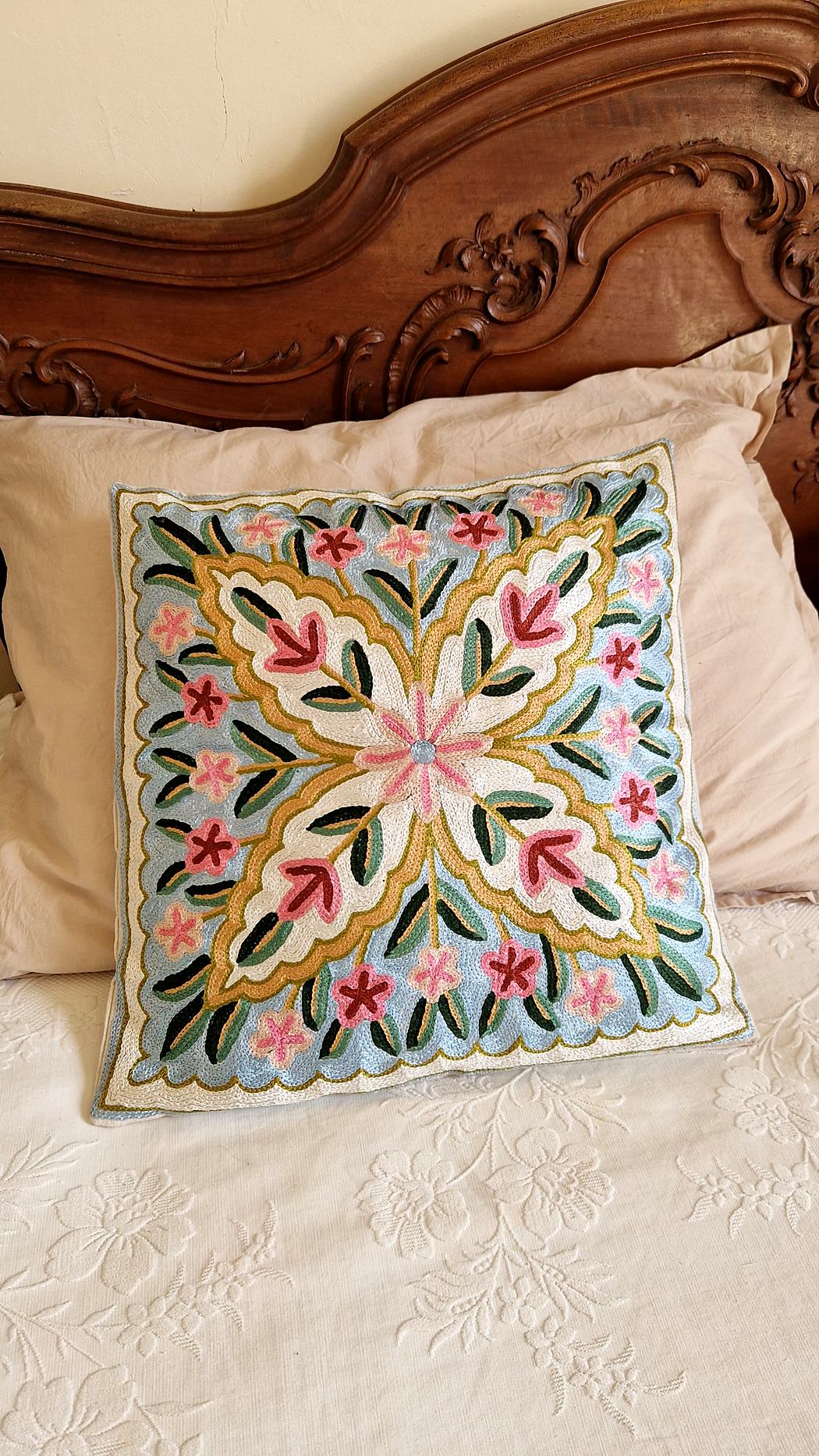 Housse de coussin brodée du Cachemire – Amandier en fleur – Image 3