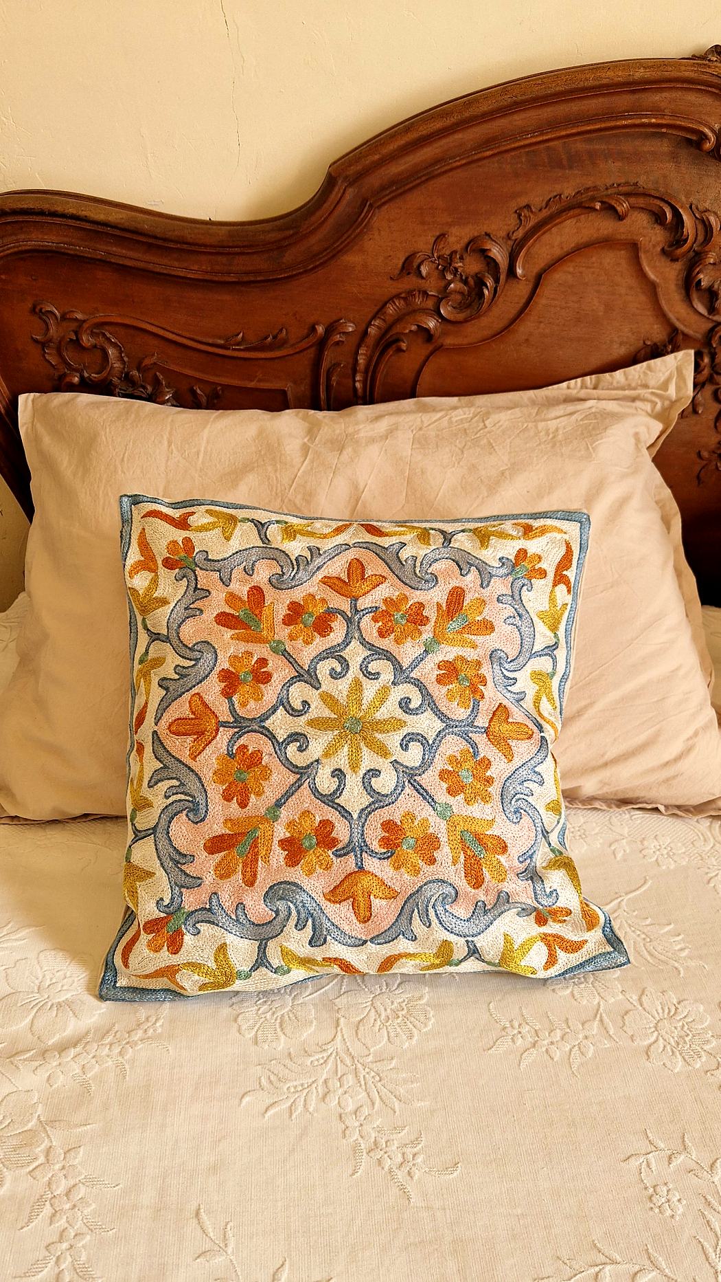 Housse de coussin brodée du Cachemire – Arabesques de Nishat