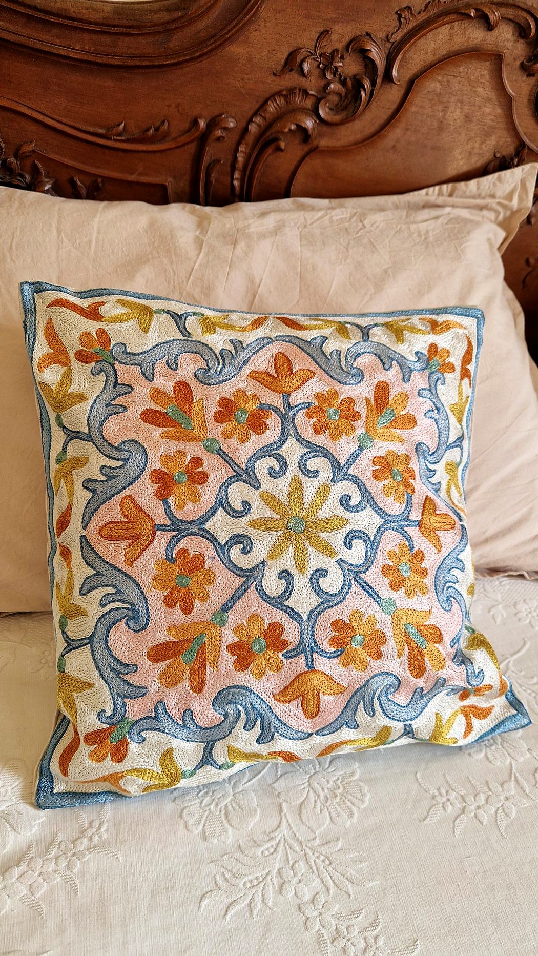 Housse de coussin brodée du Cachemire – Arabesques de Nishat – Image 3
