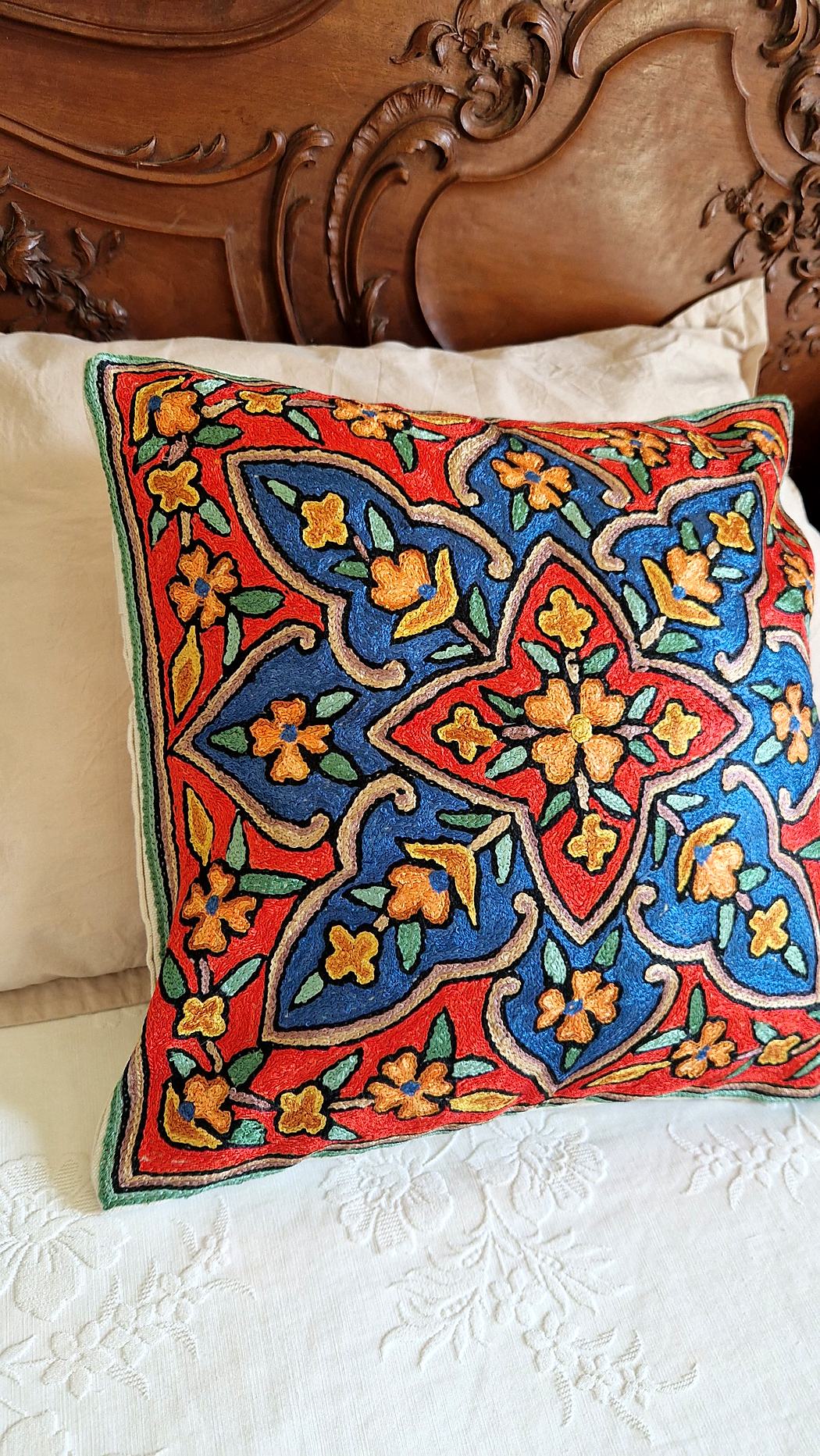 Housse de coussin brodée du Cachemire – Étoile moghole – Image 4