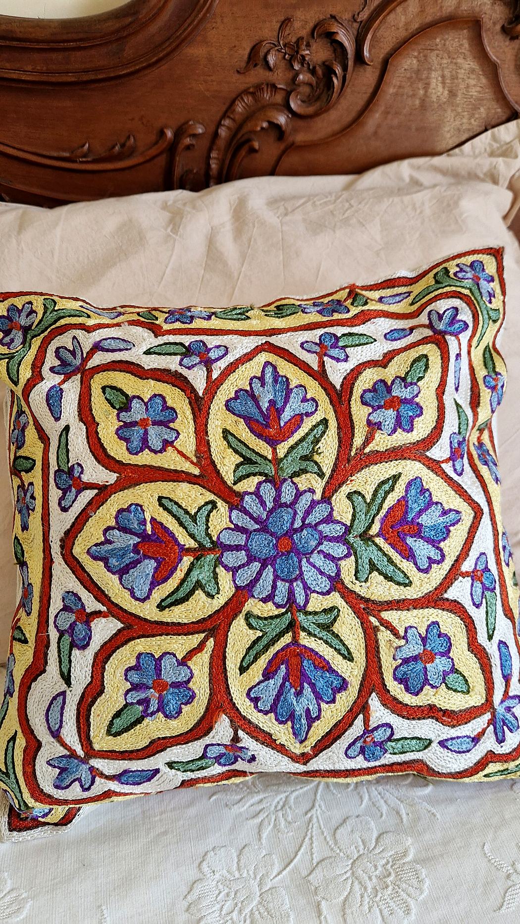 Housse de coussin brodée du Cachemire – Iris du Cachemire