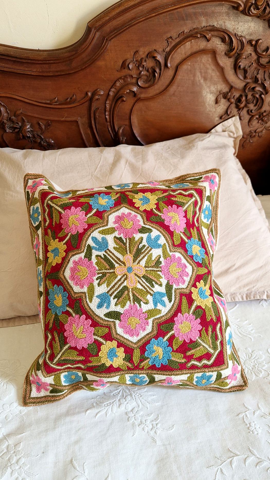 Housse de coussin brodée du Cachemire – Jardin de roses