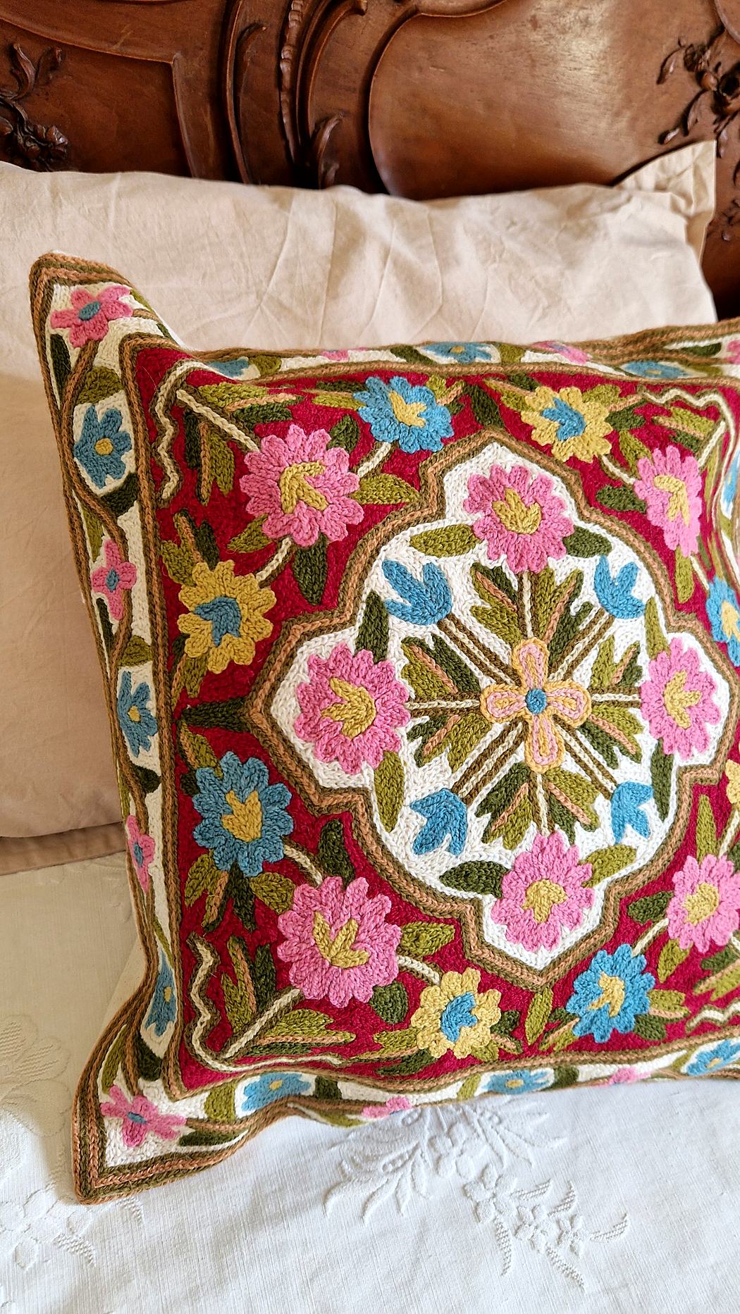 Housse de coussin brodée du Cachemire – Jardin de roses – Image 2