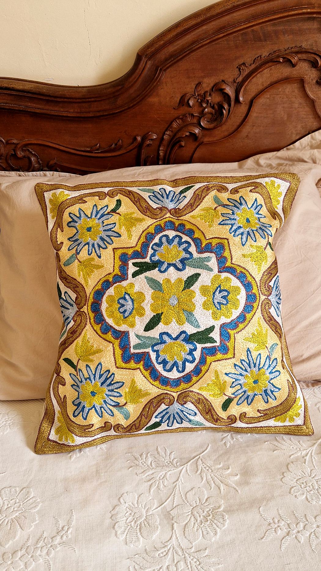 Housse de coussin brodée du Cachemire – Moutarde en fleur