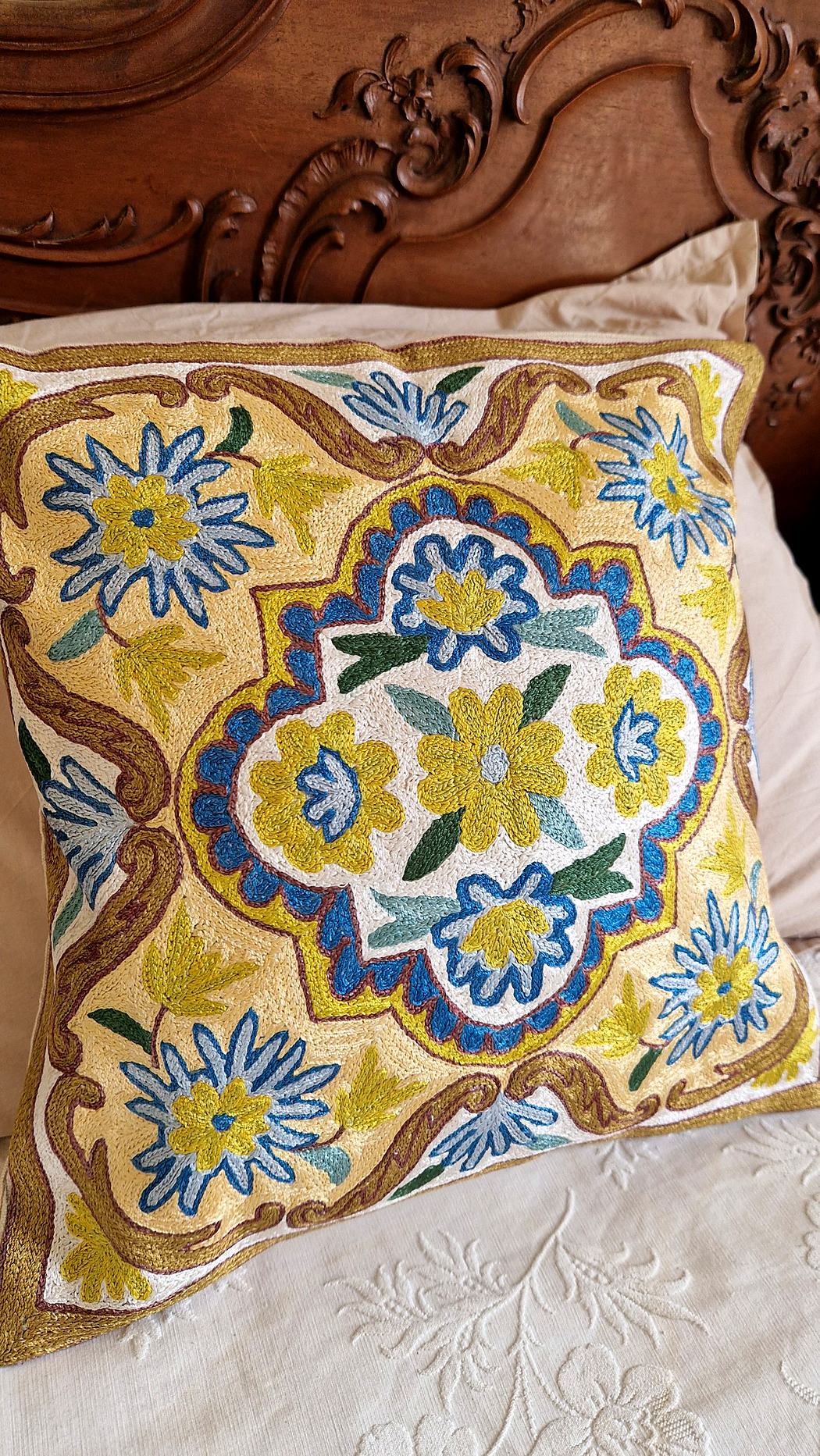 Housse de coussin brodée du Cachemire – Moutarde en fleur – Image 2