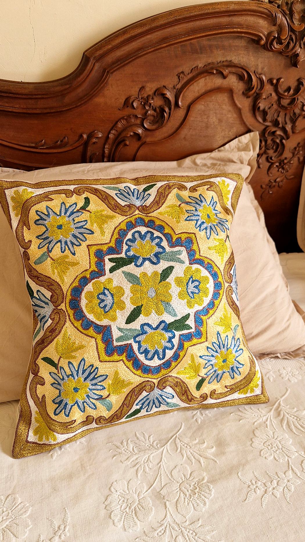 Housse de coussin brodée du Cachemire – Moutarde en fleur – Image 3