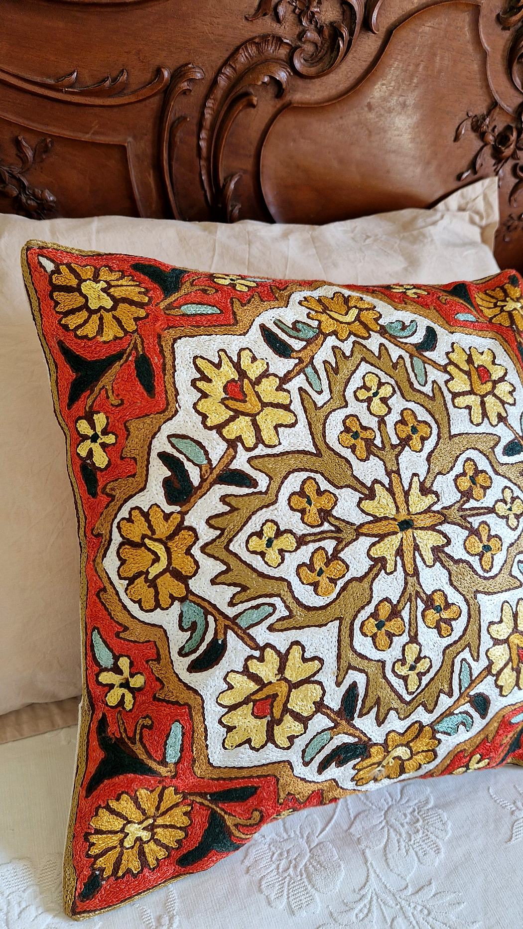 Housse de coussin brodée du Cachemire – Safran de Pampore