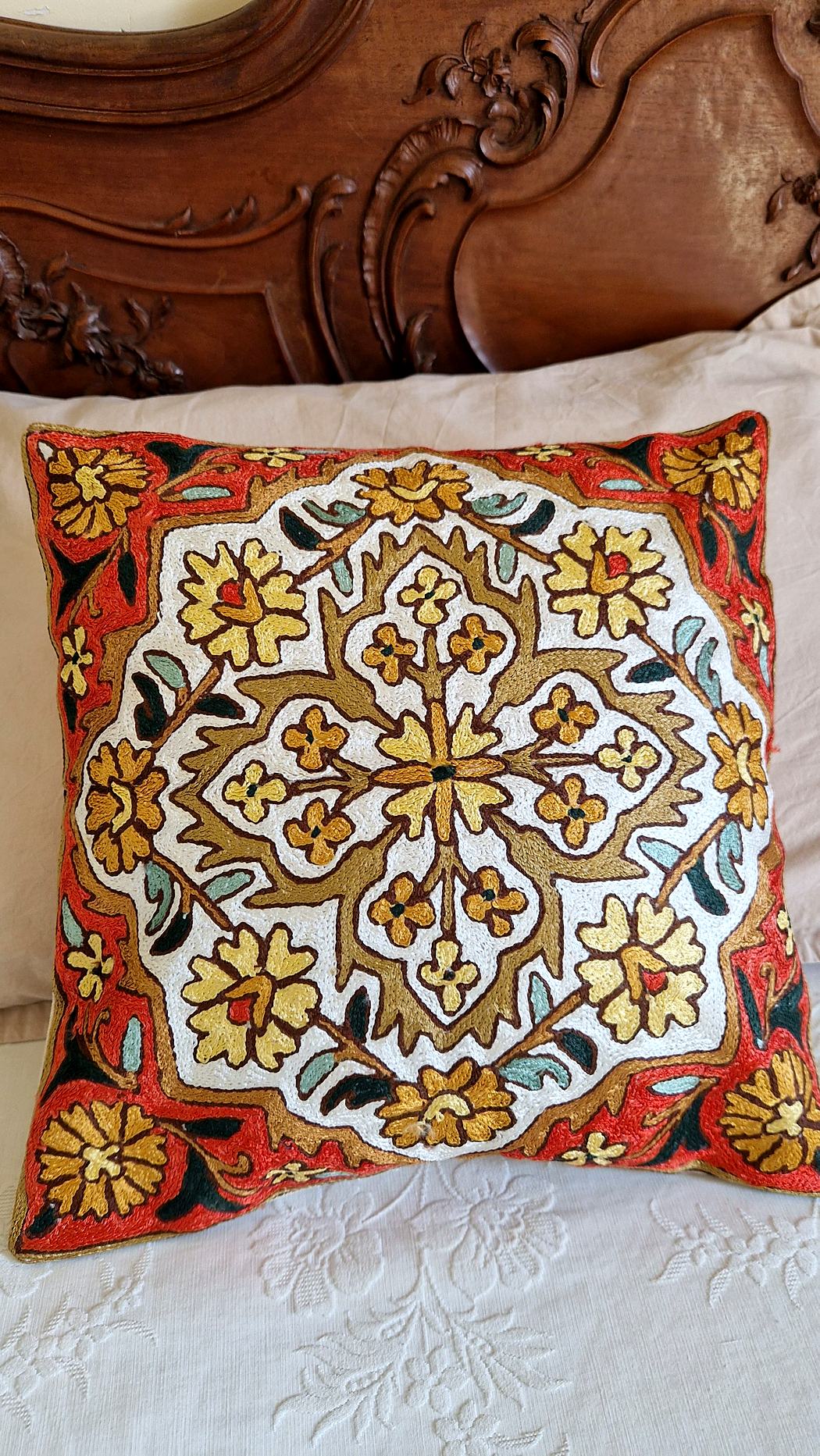 Housse de coussin brodée du Cachemire – Safran de Pampore – Image 2