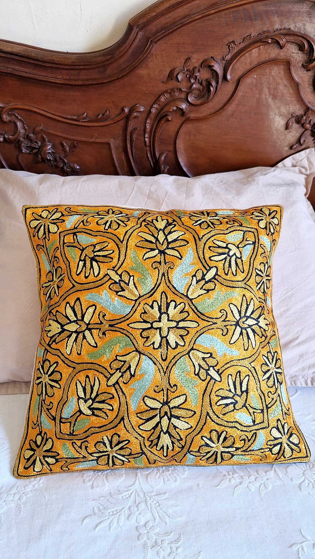 Housse de coussin brodée du Cachemire – Soleil de Sonamarg