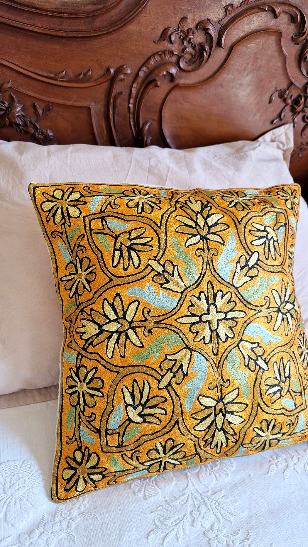 Housse de coussin brodée du Cachemire – Soleil de Sonamarg – Image 2