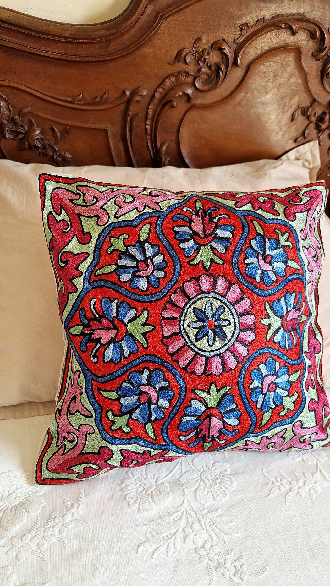 Housse de coussin brodée du Cachemire – Tulipes de Srinagar