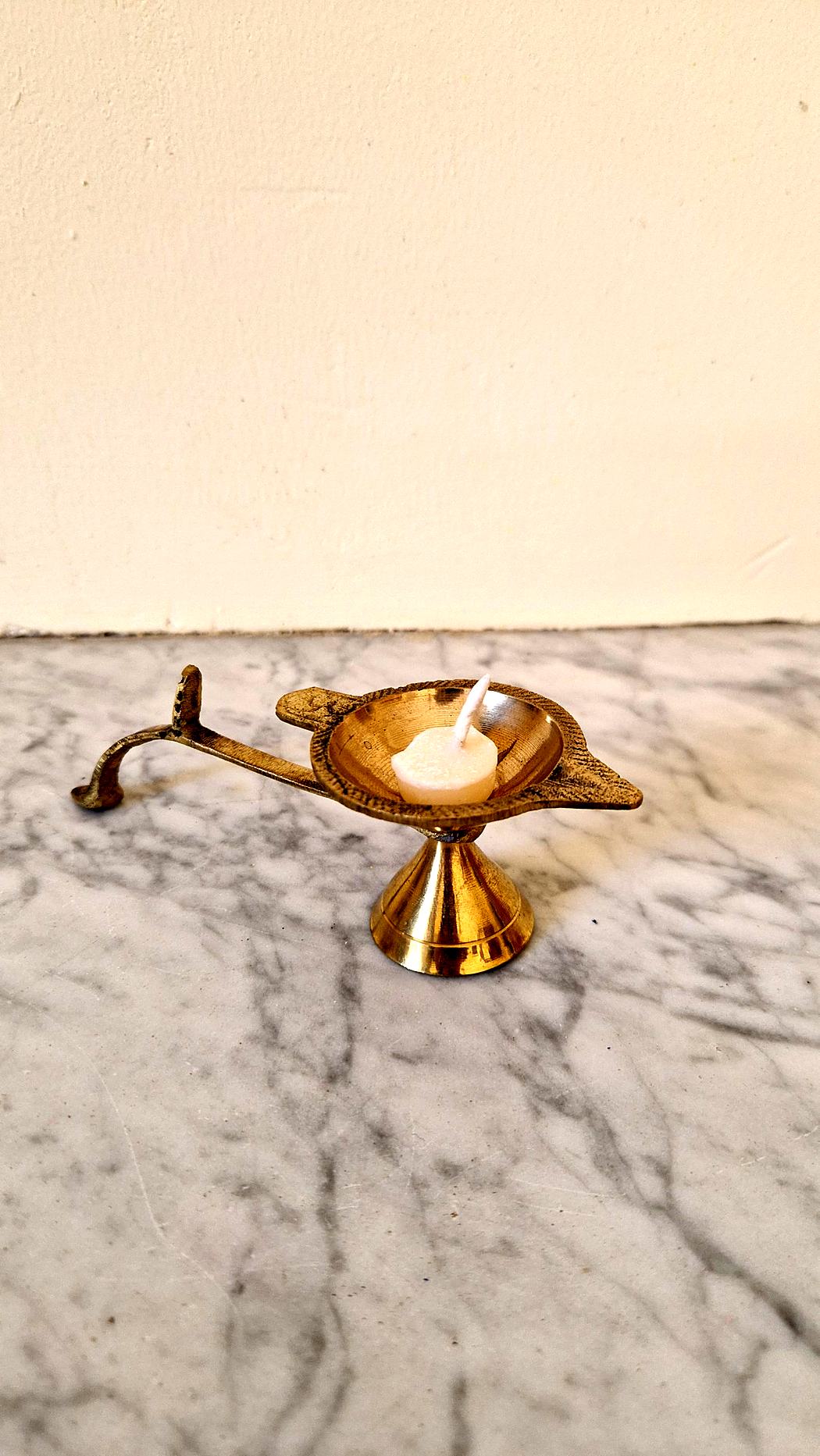 Diya, lampe à huile indienne en laiton – Aum