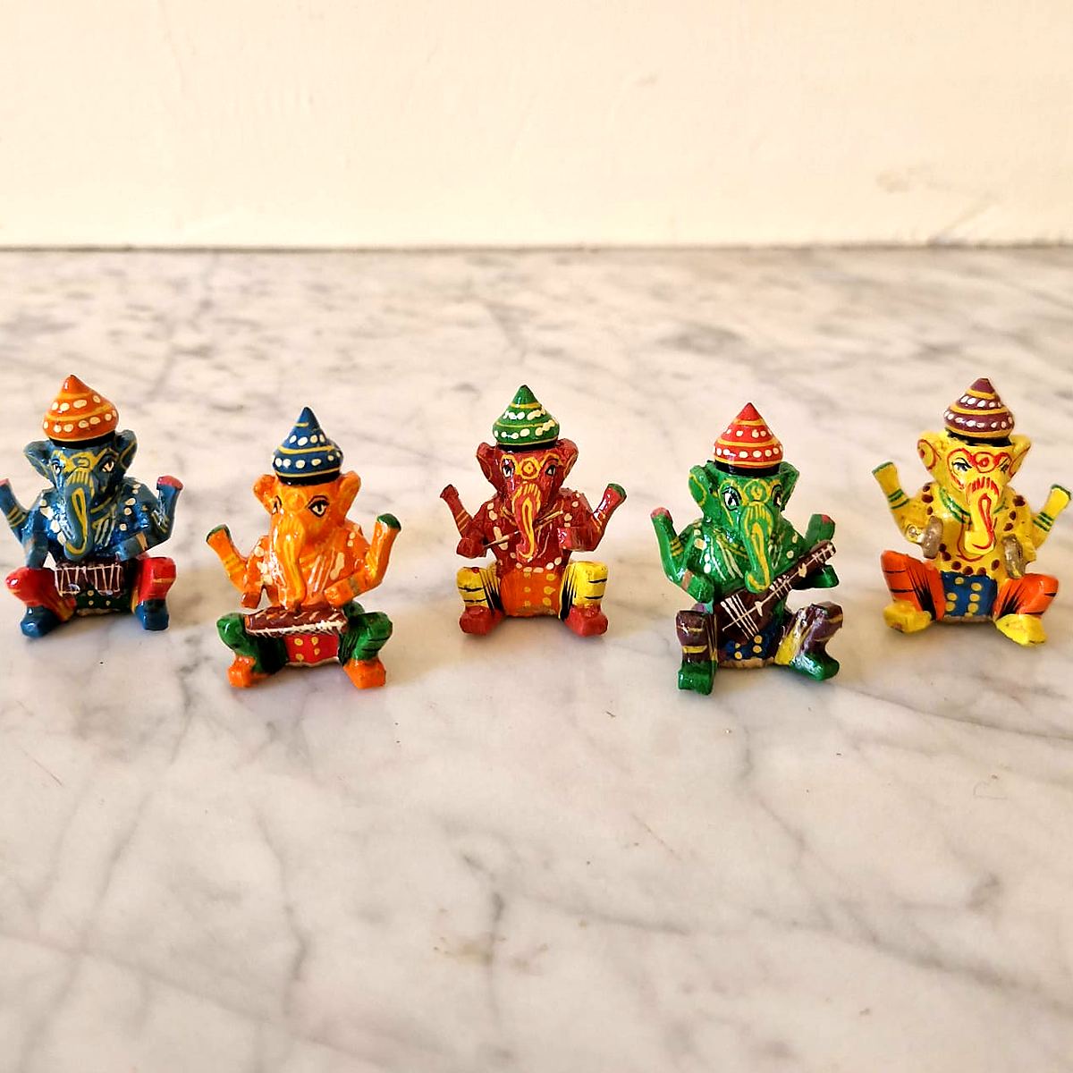 Petit Ganesh en bois peint main – 5 couleurs – Image 2