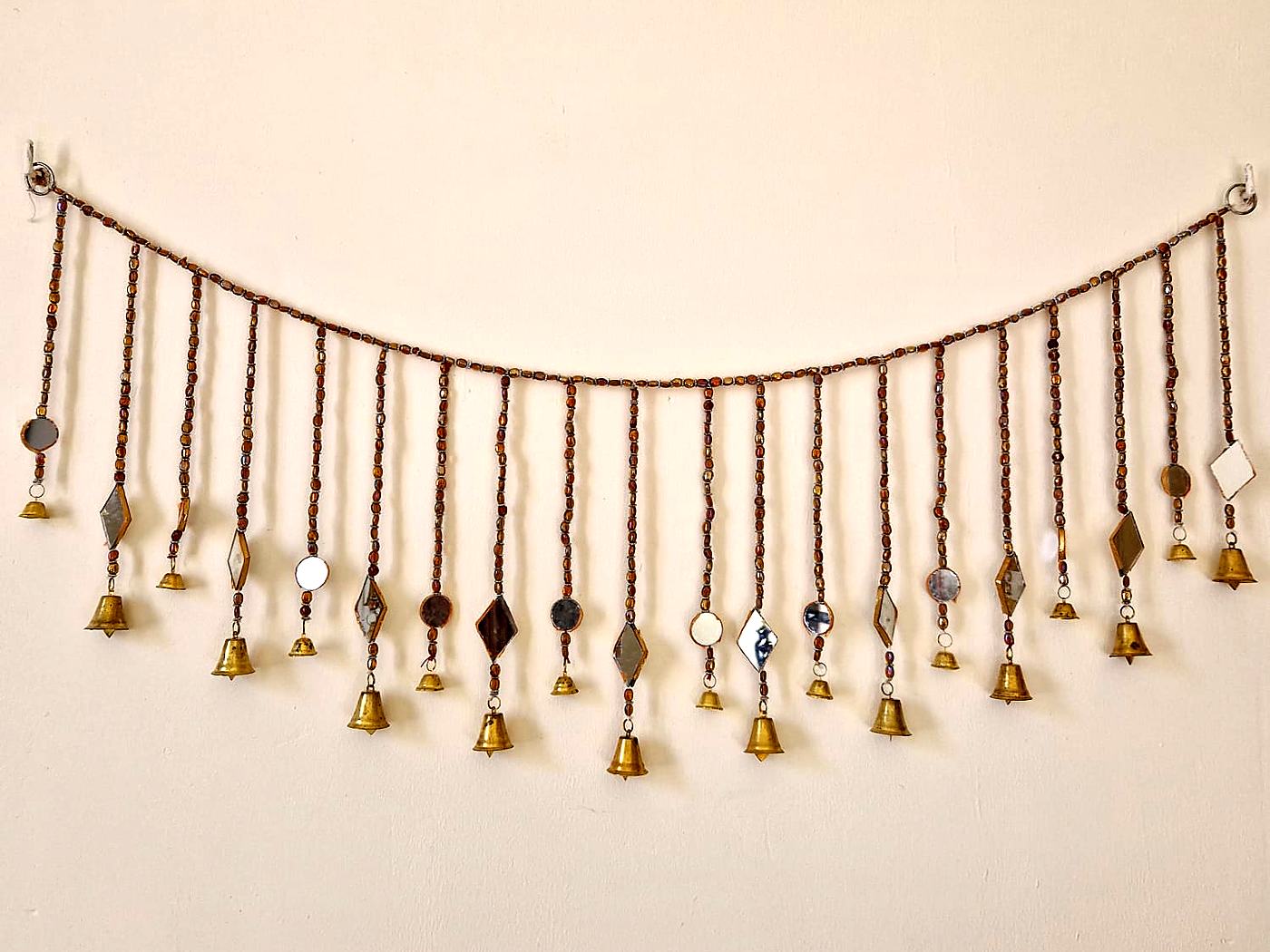 Toran indien en perles, miroirs et clochettes – noir ou marron ambré – Image 2