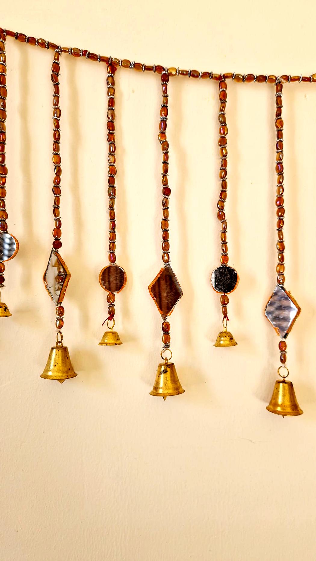 Toran indien en perles, miroirs et clochettes – noir ou marron ambré – Image 6