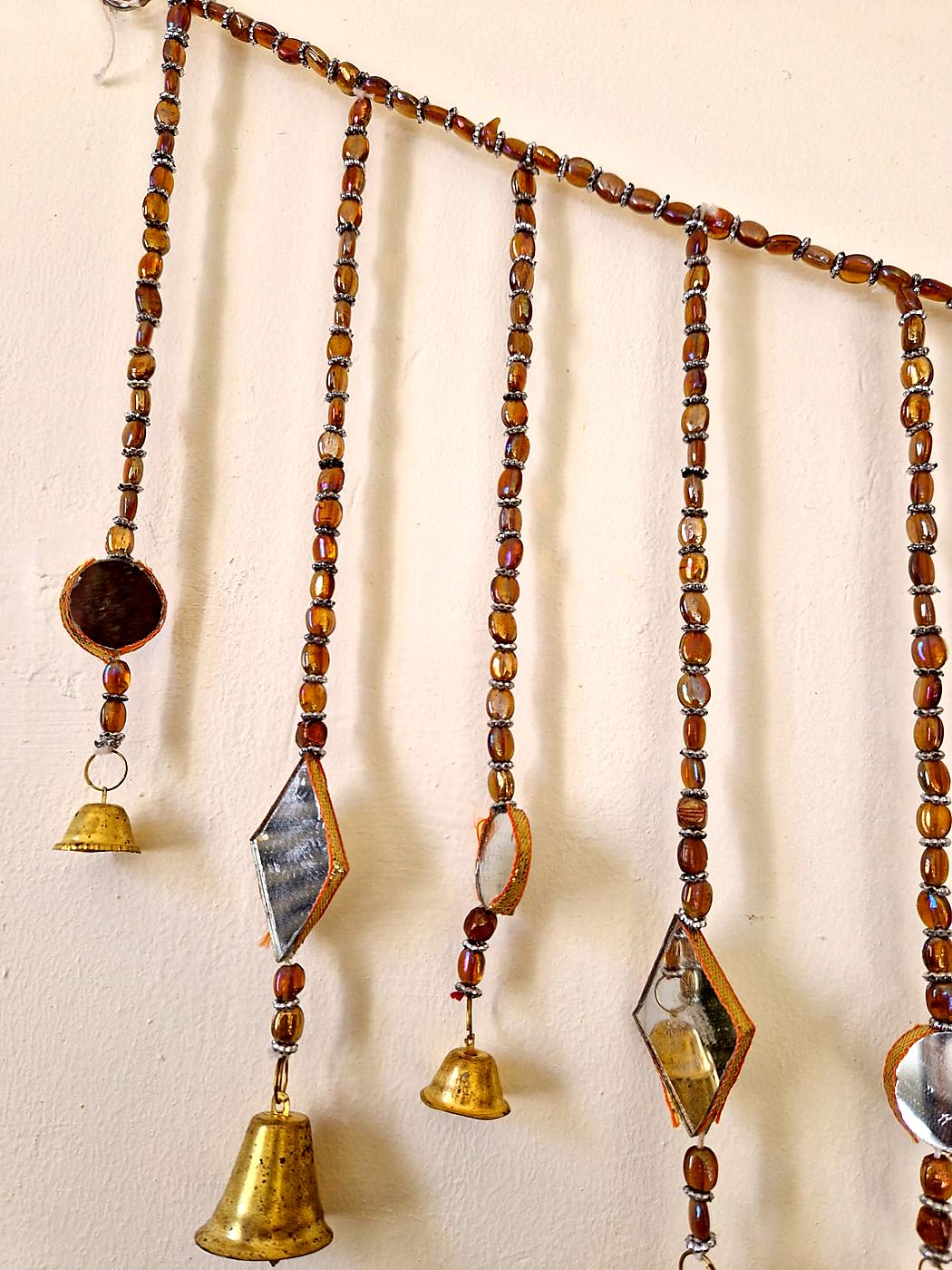 Toran indien en perles, miroirs et clochettes – noir ou marron ambré – Image 7