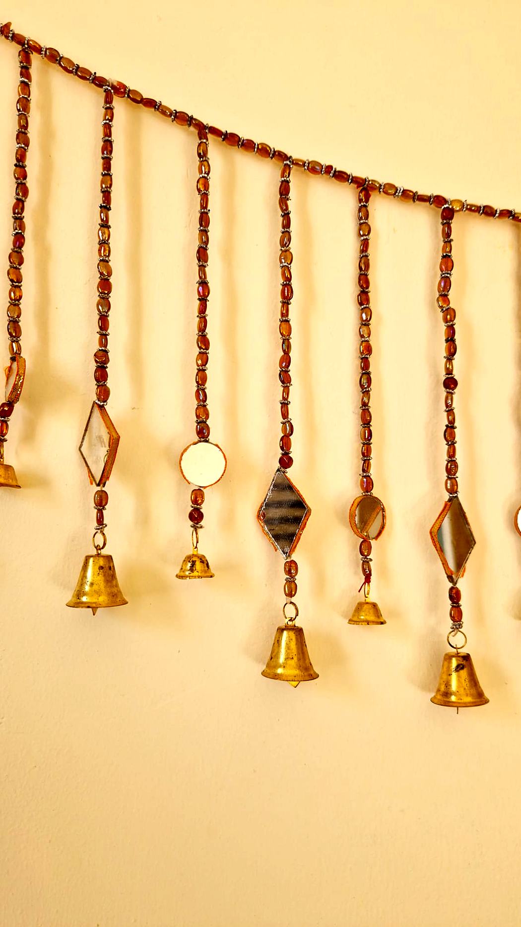 Toran indien en perles, miroirs et clochettes – noir ou marron ambré – Image 8