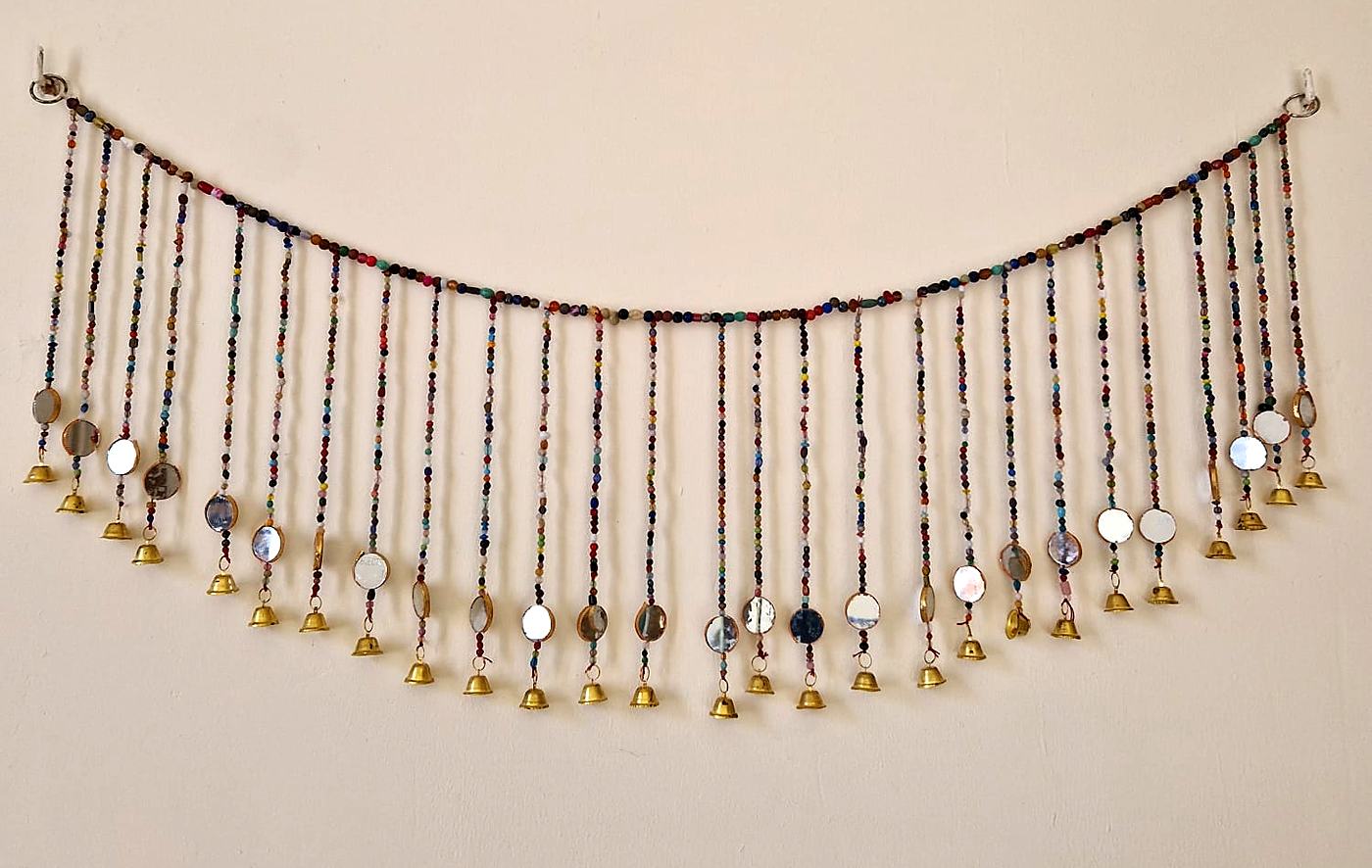 Toran indien multicolore en perles, miroirs et clochettes – 3 modèles