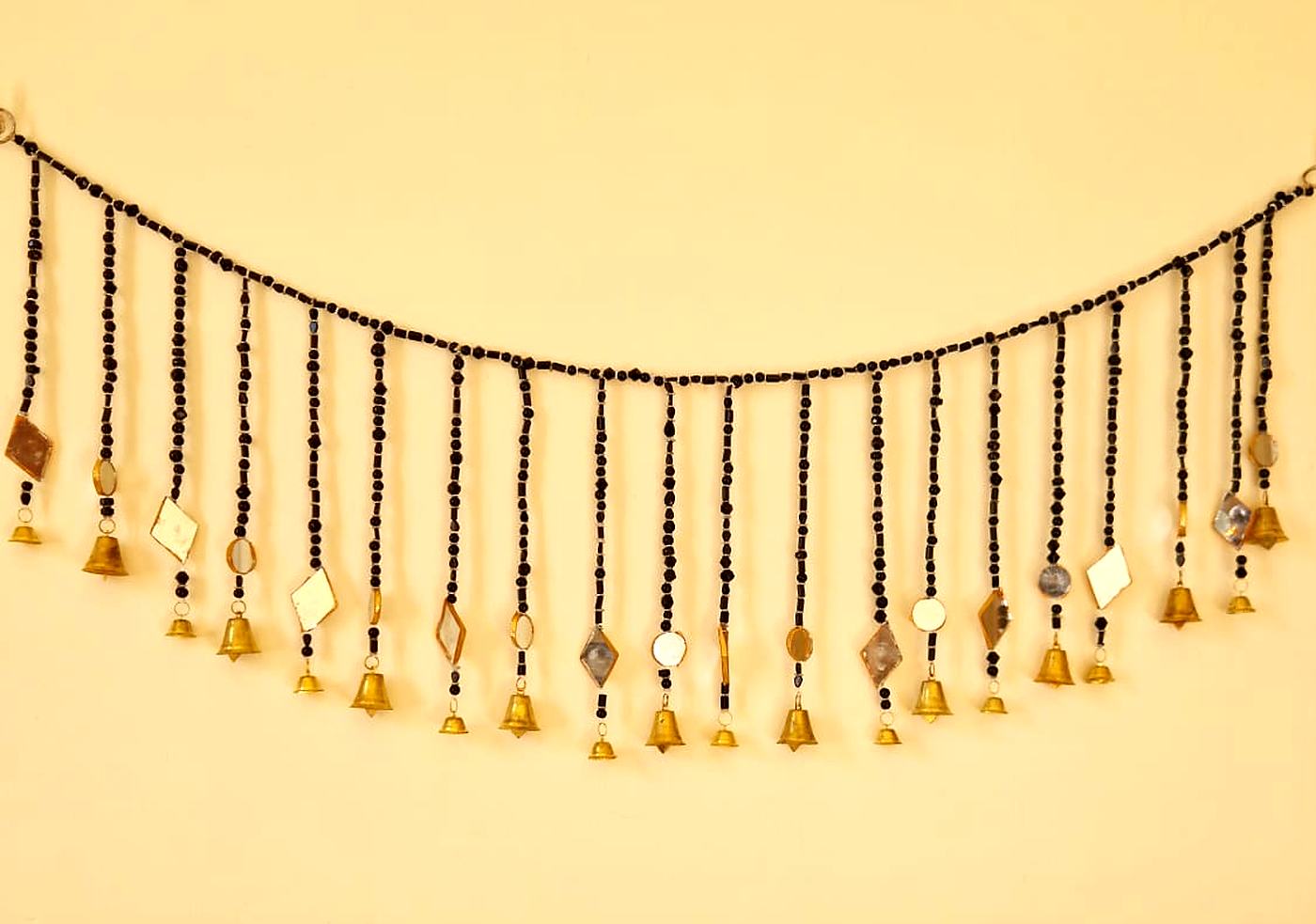 Toran indien en perles, miroirs et clochettes – noir ou marron ambré