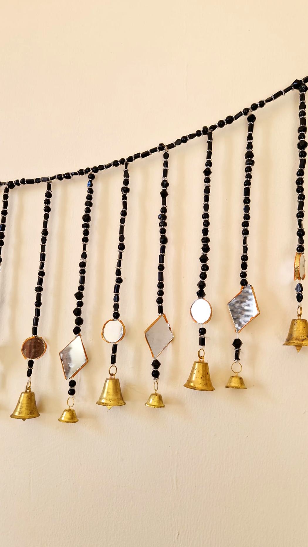 Toran indien en perles, miroirs et clochettes – noir ou marron ambré – Image 3