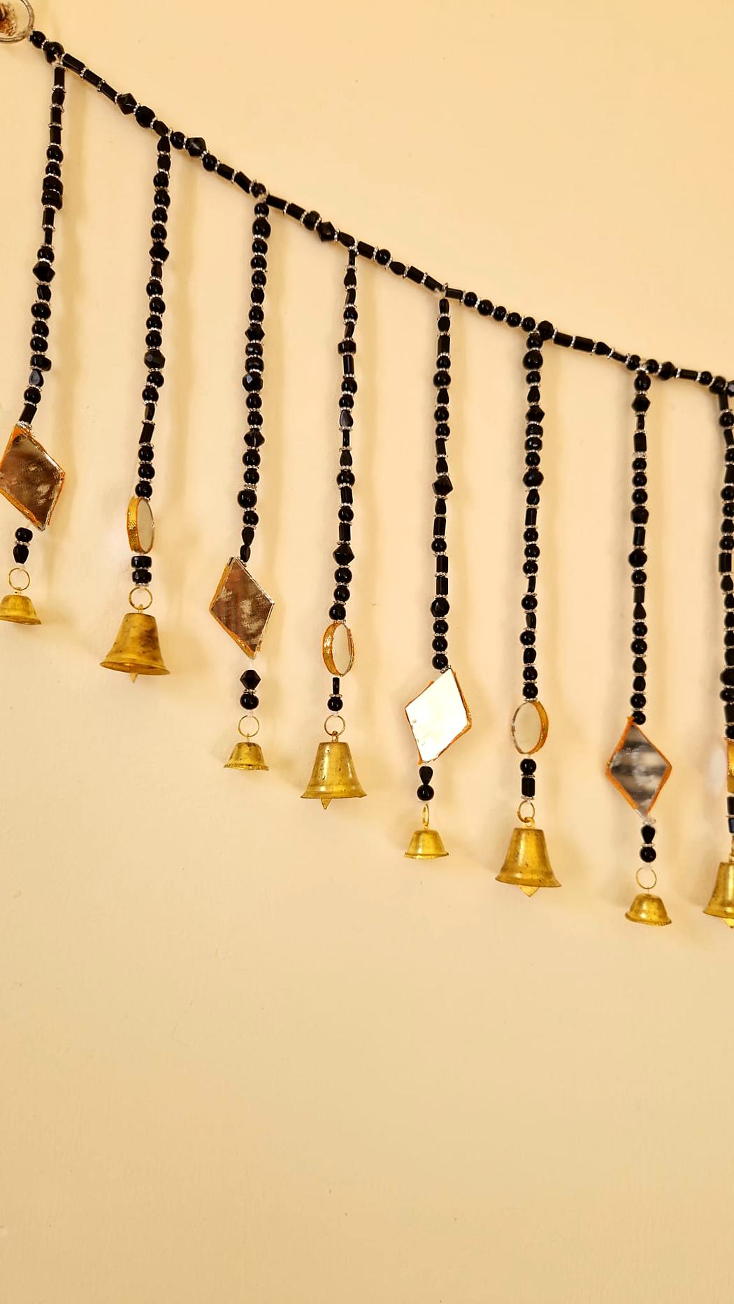 Toran indien en perles, miroirs et clochettes – noir ou marron ambré – Image 4